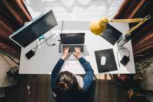 © phpetrunina14 - stock.adobe.com Frau sitzt im Homeoffice beim Schreibtisch und arbeitet am Laptop