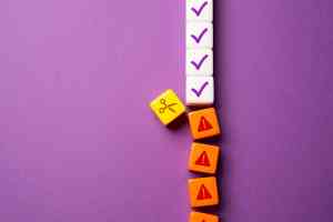 Reihe aus Würfeln wird mit Schere durchtrennt