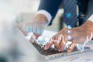 Zwei Hände auf Laptoptastatur