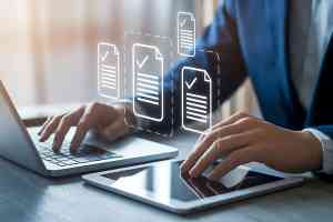 Laptop mit zwei Händen und Check-Icons